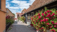 Film ini banyak menampilkan toko roti, jalanan kota, dan arsitektur yang mirip dengan Stockholm dan Visby yang berada di Pulau Gotland, Swedia. Pulau ini memiliki beragam destinasi indah dan juga memiliki sejarah tradisi Kristen yang telah berusia lebih dari 8000 tahun. (Foto: iStock)