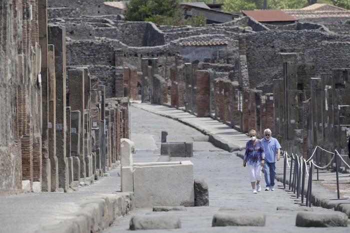 Sempat Ditutup karena Corona, Situs Pompeii Kembali Dibuka People take photos as they visit the archeological site of Pompeii, Italy, as the site reopened to the public after a two-month lockdown due to the COVID-19 pandemic, Tuesday, May 26, 2020. (AP Photo/Alessandra Tarantino)