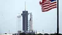 Kapsul Crew Dragon yang berada di atas roket SpaceX Falcon 9 telah siap di Launch Pad 39A di Kennedy Space Center NASA di Cape Canaveral, Florida. Situs tersebut merupakan situs yang sama di mana misi Apollo dan misi luar angkasa NASA diluncurkan.