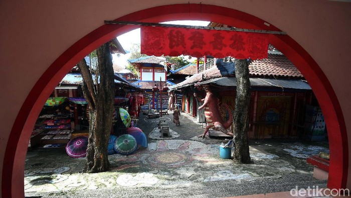 Kampung China Cibubur Kampung China Cibubur adalah salah satu objek wisata bernuansa Mandarin. Terletak di Komplek Perumahan Kota Wisata, Jl Boulevard Kota Wisata, Cibubur, Jawa Barat.