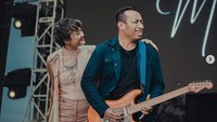 Marion Jola disebut cocok dengan sang gitaris Dennis Talakua. Dok. Instagram/lalamarionmj