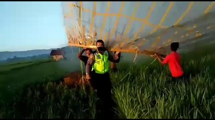 Meski sudah dilarang, masih ada warga Ponorogo yang nekat menerbangkan balon udara. Polisi pun tak kehabisan cara untuk menggagalkan penerbangan balon tersebut.