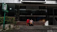 Untuk di Pasar Baru saat ini semua toko masih tutup, hanya beberapa toko saja yang dibuka seperti toko kacamata dan toko obat.