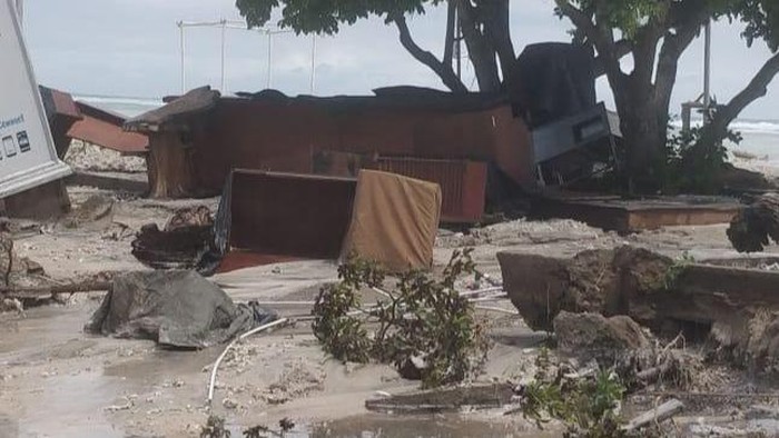 gelombang tinggi bikin banjir rob di banyuwangi