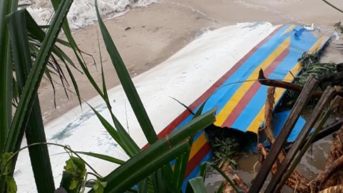 Perahu hancur dihantam ombak di Sukabumi.