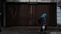 Menurut keterangan pedagang, sejak diberlakukannya PSBB yang telah berjalan selama tiga bulan ini membuat terjadinya menurunnya pendapatan.