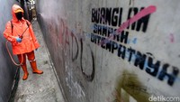 Seorang petugas PPSU melakukan penyemprotan disinfektan ke rumah-rumah warga yang berada di kawasan Kelurahan Duri Selatan, Jakarta, Rabu (27/5/2020).