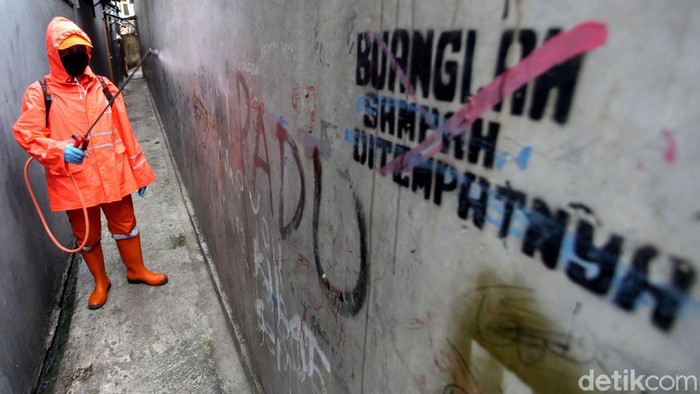 PPSU Susuri Gang Sempit Guna Halau Corona di Ibu Kota Sejumlah petugas PPSU melakukan penyemprotan disinfektan hingga ke gang-gang sempit Ibu Kota. Hal itu dilakukan guna mencegah penyebaran virus Corona.