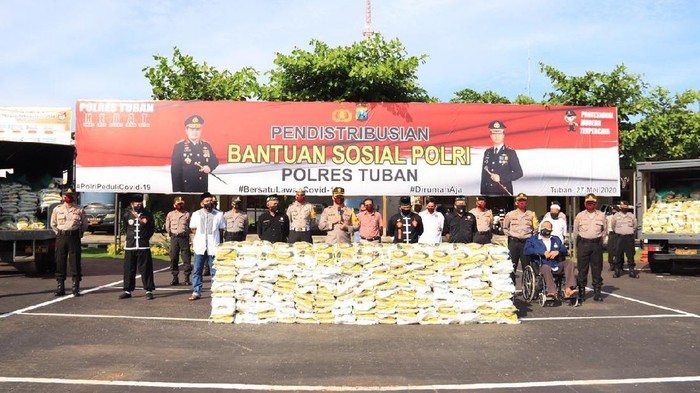 Polres tuban distribusikan beras ke warga