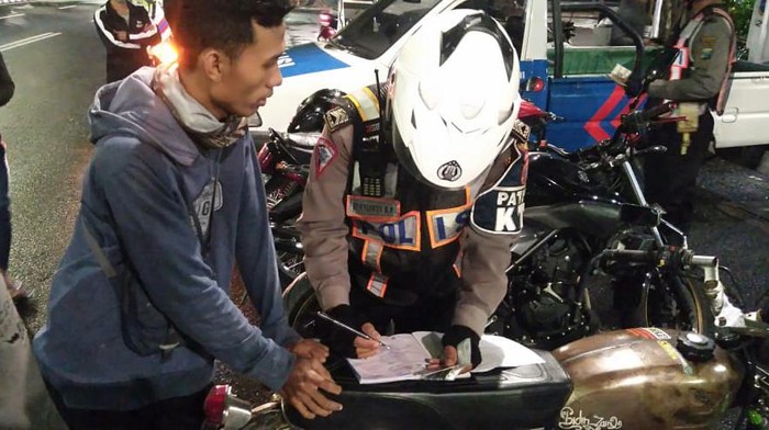 PSBB di Surabaya Raya tilang pemotor yang trek-trekan