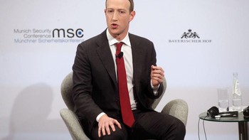 1. Mark Zuckerberg (36): Dengan harta USD 104 miliar, Zuckerberg seakan melenggang sendirian di atas. Drop out Harvard ini memang punya visi bisnis yang brilian sehingga Facebook kini juga berjaya dengan Instagram dan WhatsApp. Foto: Getty Images/Johannes Simon