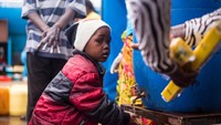 Seorang bocah lelaki Kenya terlihat sangat serius mengikuti demonstrasi cuci tangan di kawasan Kibera. Pada awal April, UNICEF mendukung Pemerintah dengan mengirimkan pasokan air, sanitasi, dan kebersihan ke Kibera. Termasuk 26.000 batang sabun untuk keluarga yang rentan dan 100 penyemprot untuk operasi disinfeksi.