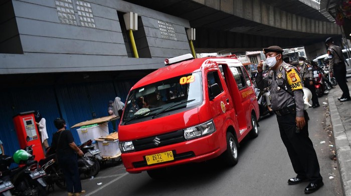 Anggota Ditsamapta Polda Metro Jaya gelar sosialisasi protokol kesehatan di Jakarta. Sosialisasi dilakukan sebagai persiapan untuk hadapi new normal.