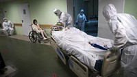 Hal tersebut disampaikan Letnikova kepada anggota Komisi Kesehatan Parlemen Rusia. Disebutkan bahwa pihak kementerian selama ini mencatat jumlah dan memiliki daftar tenaga medis yang meninggal akibat virus Corona, namun ini menjadi momen pertama kalinya daftar itu diungkap ke publik. AP Photo/Pavel Golovkin