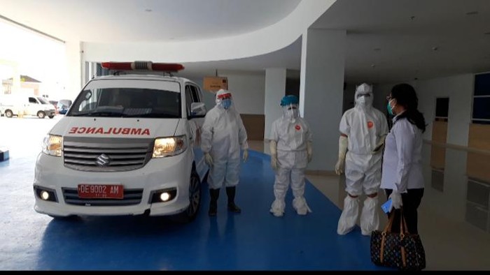 Ambulans pengantar pasien positif Corona di Ambon yang semnpat tersesat ke permukiman warga (Muslimin Abbas-detikcom).
