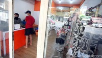 Usai lebaran tahun ini, pelanggan yang mencuci pakaian di gerai laundry itu tampak sepi. Berbeda dengan tahun-tahun sebelumnya yang ramai.