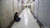 Para pedagang di Pasar Baru berharap agar pemerintah tetap memperhatikan para pedagang kecil yang saat ini kesulitan pendapatan.