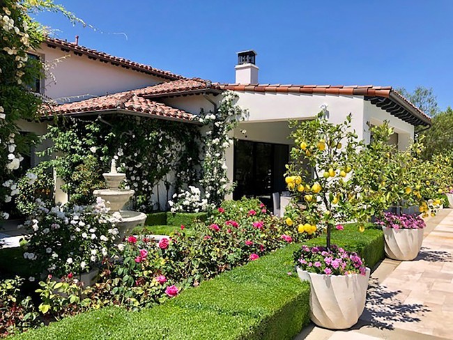 Khloe Kadarshian tampaknya sudah tak sabar ingin pindah ke rumah baru. Adik Kim Kardashian dikabarkan menjual rumahnya seharga ratusan miliar rupiah. (Foto: Dok. The Society Group/People)