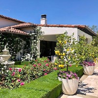 Khloe Kadarshian tampaknya sudah tak sabar ingin pindah ke rumah baru. Adik Kim Kardashian dikabarkan menjual rumahnya seharga ratusan miliar rupiah. (Foto: Dok. The Society Group/People)