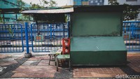 Bahkan sejumlah PKL pun memilih untuk menutup dagangannya.