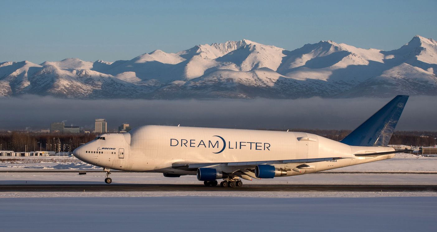 Pesawat Boeing Dreamlifter di Bandara Anchorage Alaska