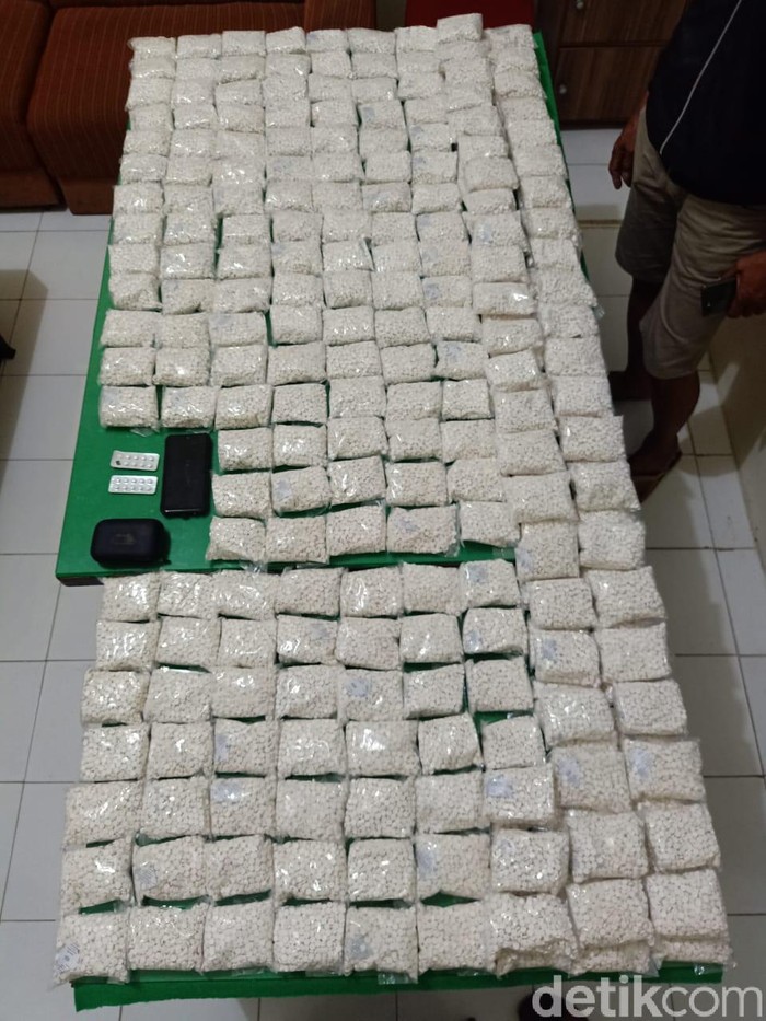 Seorang pria asal Blitar diamankan di Kota Kediri karena ketahuan membawa barang terlarang. Dari mobilnya, petugas mengamankan belasan pil ekstasi dan ratusan ribu pil dobel L.