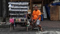 Seorang PKL dai kawsan Pasar Baru menunggu pembeli selama pemberlakuan PSBB pendapatan mereka menurun dratis.
