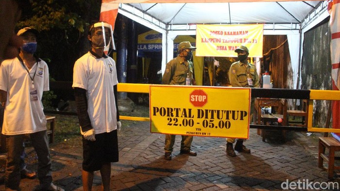 Ada 21 warga Dusun Jati RW 12, Desa/Kecamatan Waru yang positif Corona. Untuk mengurangi penyebaran virus, warga di RW itu melakukan isolasi mandiri.