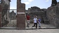 Namun pengunjung diharuskan memakai masker saat mengunjungi situs Pompeii.