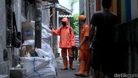 Petugas menyusuri gang-gang sempit yang berada di kawasan Ibu Kota untuk menyemprotkan disinfektan sebagai salah satu upaya pencegahan penyebaran virus Corona.