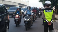 Keramaian arus lalin tersebut terbilang tinggi dibandingkan pada musim Lebaran tanpa pandemi seperti tahun lalu.
