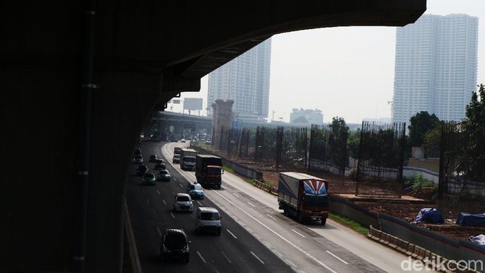 H+3 lebaran, arus lalu lintas Tol Jakarta-Cikampek terpantau ramai lancar, Rabu (27/5/2020). Kendaraan niaga paling mendominasi.