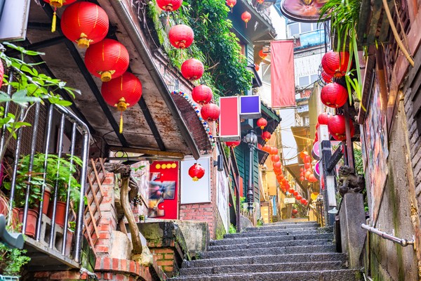 Di sini traveler dapat melihat beberapa ikon yang identik dengan Spirited Away yakni lentera merah, arsitektur Asia yang indah, serta tangga berliku dan kedai-kedai makanan. (Foto: iStock)