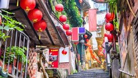Di sini traveler dapat melihat beberapa ikon yang identik dengan Spirited Away yakni lentera merah, arsitektur Asia yang indah, serta tangga berliku dan kedai-kedai makanan. (Foto: iStock)