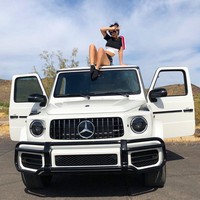 Sebelum jadi YouTuber, SSSniperWolf pun pernah bekerja sebagai pelipat busana. Dari situ, ia mendapatkan ide untuk bisnis kedua yakni menjual baju murah. Barulah pada 2013, Lia mulai sering posting video di YouTube dan berhenti sekolah. Foto: Instagram @sssniperwolf