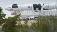 NASA telah memberi SpaceX kontrak senilai US$3 miliar sejak 2011 untuk membangun pesawat ruang angkasa. Kapsul akan diawaki oleh Robert Behnken (49), dan Douglas Hurley (53). Keduanya adalah veteran veteran penjelajah luar angkasa - Hurley 