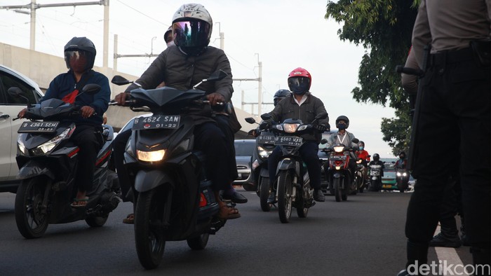 Arus lalu lintas di check point PSBB Lebak Bulus terpantau ramai lancar, Rabu (27/5/2020). Digesernya cuti Lebaran membuat perkantoran mulai beraktivitas normal.