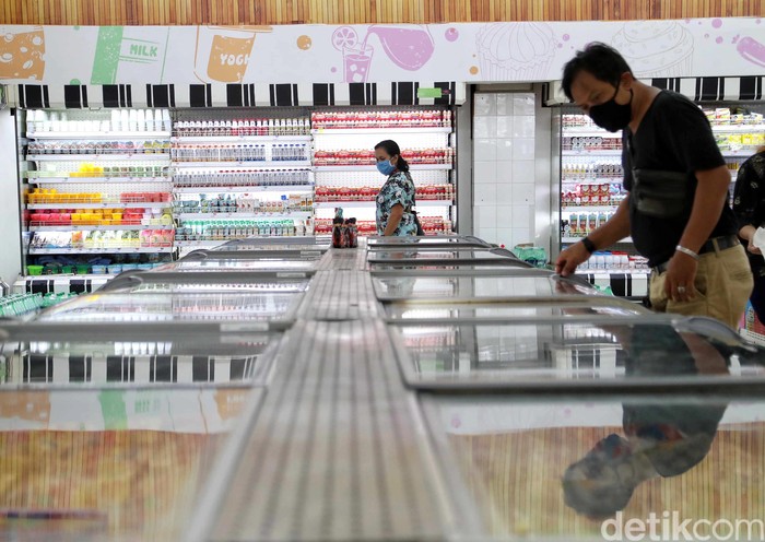 Menanti Roda Ekonomi Kembali Berputar di Era New Normal Rencana penerapan new normal membawa harapan baru bagi perekonomian Indonesia. Penerapan new normal dipandang sebagai upaya adaptasi di tengah pandemi COVID-19.