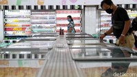 Sejumlah warga tampak beraktivitas di supermarket yang berada di ITC Cempaka Mas, Jakarta, Rabu (27/5/2020).