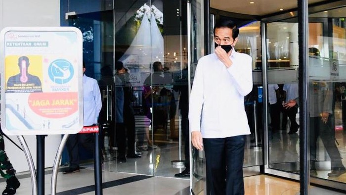 Presiden Jokowi mengecek persiapan new normal di stasiun MRT dan Summarecon Mall Bekasi