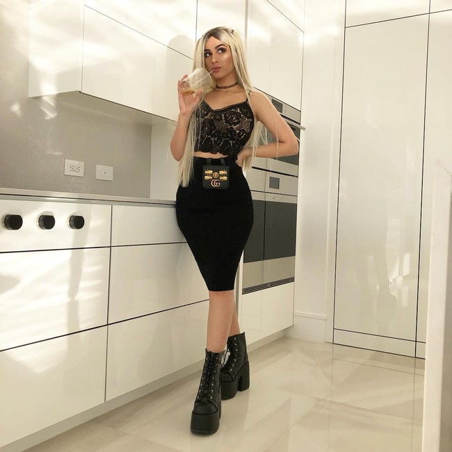 Orang-orang tidak berekspektasi perempuan jadi gamer. Beberapa tahun belakangan banyaknya wanita yang jadi streamer, manajer komunitas, pembuat game, dll. Sangat senang melihat komunitas kami berubah menjadi lebih baik. Hal terbaik dari menjadi gamer wanita adalah kamu tidak perlu antre toilet di acara gaming, katanya kepada Vogue. Foto: Instagram @sssniperwolf