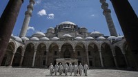 Pemerintah Turki menyemprotkan disinfektan beberapa masjid yang dikunci selama lebih dari enam minggu.