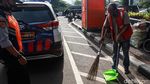 Langgar PSBB, Pengendara Dihukum Push Up dan Sapu Jalan