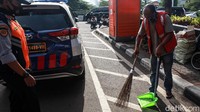 Para pelanggar juga dihukum untuk menyapu jalan.