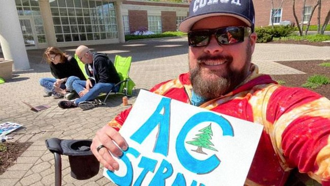 Awalnya, baik Bob dan Shona sama-sama merasa takut dan sedih ketika keduanya tahu bahwa Shona harus berada di rumah sakit tanpa ditemani oleh Bob. Tapi mereka hanya mencoba fokus pada bayi dalam kandungan Shona dan berusaha melakukan yang terbaik. Foto: Facebook Bob Conlin