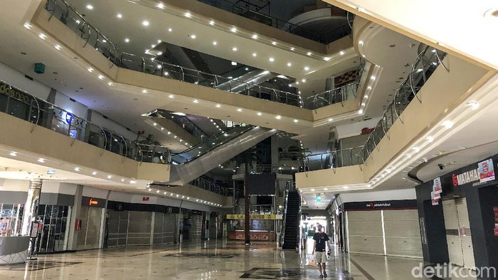 Mall Metropolitan Bekasi Jelang Relaksasi PSBB Pemkot Bekasi berencana merelaksasi pembatasan sosial berskala besar (PSBB) di sejumlah mal. Dengan kata lain, Pemkot mulai persiapan menyambut new normal.