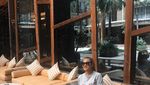 Cantiknya Gaya Aurel Hermansyah Saat Kulineran di Kafe Kekinian