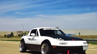 Oke, dari tampilan eksterior dua warna dasar, hitam dan putih menjadi ciri khas dari mobil Takumi di Initial D. Tak ketinggalan vinyl decal khas Fujiwara Tofu Delivery yang menempel di bagian body samping. Foto: Instagram @fujiwara_tofu_miata