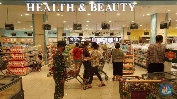 - Suasana Supermarket di AEON Mall menerapkan sistem pembatasan pengunjung saat akan masuk ke AEON Supermarket agar tidak terlalu banyak customer yang berada di dalam, 27/5/20. CNBC Indonesia/Tri Susilo- Sehingga prosedur physical distancing dapat dijalankan dengan baik mengingat kondisi saat ini harus dispilin melakukan protokol antisipasi covid-19.- Sementara itu, penutupan operasional mall sesuai dengan perpanjangan masa PSBB di Kab. Tangerang hingga 31 Mei 2020.- perasi mall hanya dikhususkan bagi tenant yang masuk sebagai kategori yang diperbolehkan beroperasi selama masa PSBB Kab. Tangerang.- Masyarakat dihimbau agar tetap mengikuti aturan protokol kesehatan dengan memakai masker dan jarak jarak satu dengan yang lainnya. -Pantauan CNBC Indonesia dilapangan Tentara yang bertugas selalu berpatroli selama bertugas di dalam supermarket. - Terlihat petugas keamanan dan tentara memberikan himbauan memakai toa ( pengeras suara) agar pengunjung tidak berkumpul.  - Antisipasi pihak mall bila pengunjung penuh akan di atur pembatasan pengunjung dengan bergantian untuk berbelanja dan pihak mall juga sudah menyiapkan tempat duduk yabg sudah diberi jarak satu dengan yabg lainnya.  - Dimeja kasih juga dipasang tirai plastik untuk pencegahan COVID-19.  (CNBC Indonesia/ Tri Susilo)