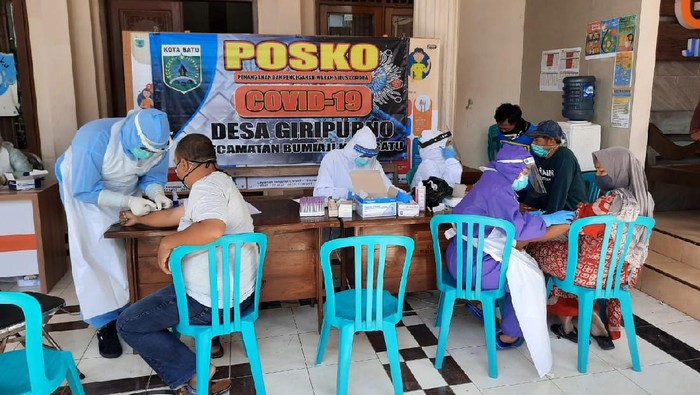 Pemkot Batu menerapkan karantina lokal bagi Desa Giripurno di Kecamatan Bumiaji. Itu diterapkan setelah tiga warganya positif Corona, lalu ada tiga PDP dan sembilan ODP.